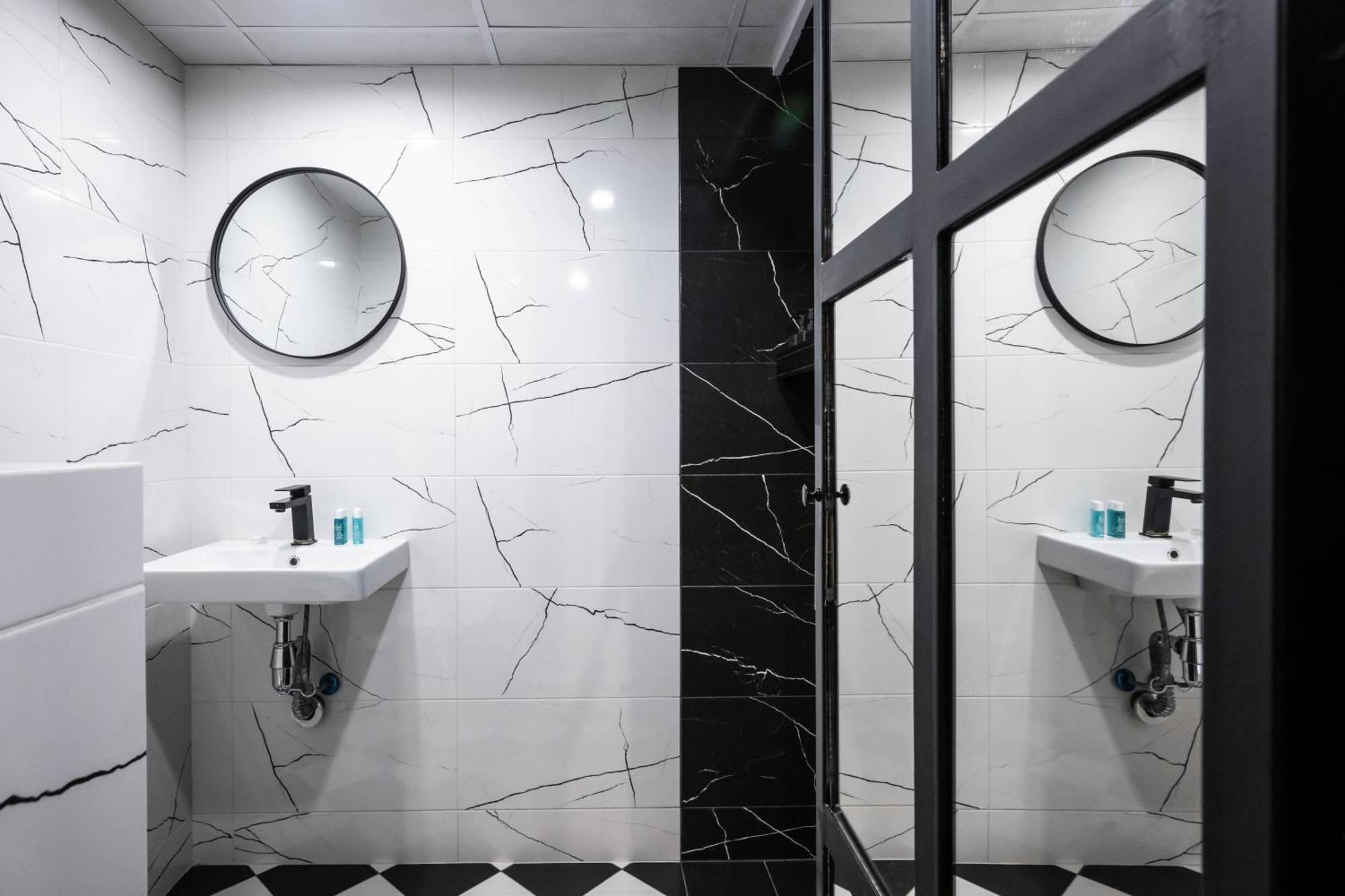 Central Art-Inspired Flat With Private Garage صوفيا المظهر الخارجي الصورة